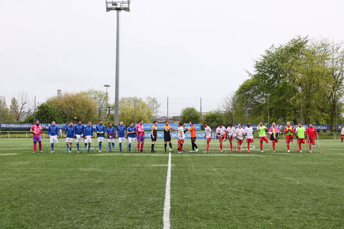 EN IMÁGENES: Así se juega al fútbol con una pierna menos y dos muletas EN IMÁGENES: Así se juega al fútbol con una pierna menos y dos muletas