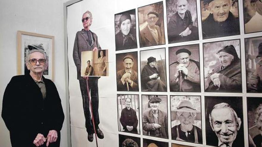 Eladio Begega, ante las fotografías de algunos de los tipos populares que ha inmortalizado.