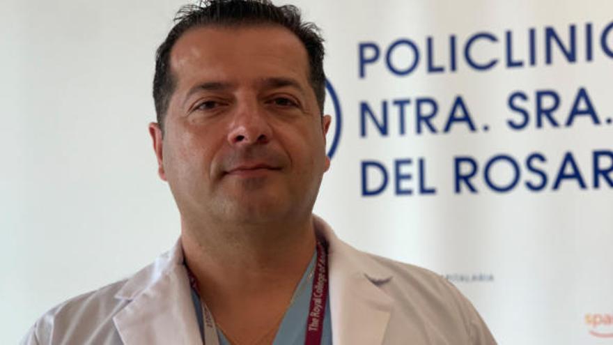 Alberto Hernández en el establecimiento sanitario en el que trabaja.