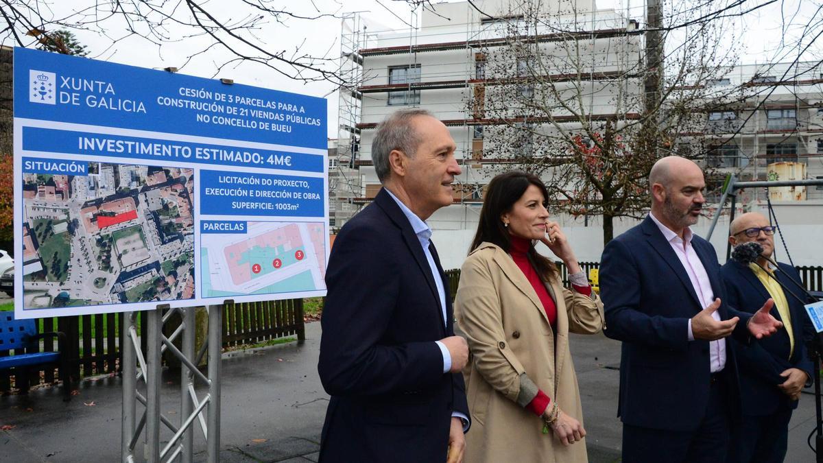 El alcalde de Bueu, Félix Juncal, y la conselleira de Vivenda e Planificación de Infraestruturas, María Martínez Allegue, en la firma de la cesión de las parcelas de As Lagoas para la construcción del edificio de promoción pública.