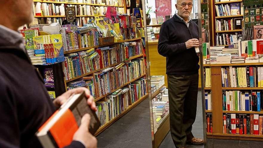 Amador Fernández Carnero, en la librería Cornión.