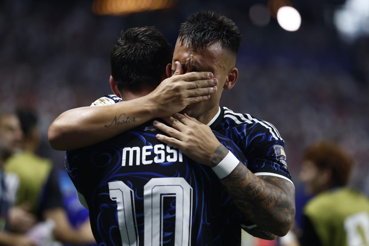 ATLANTA (United States), 15/07/2026.- Lautaro Martinez (R) of Argentina celebrates with Lionel Messi after scoring the 2-1 lead during the FIFA World Cup 2026 semifinals match England against Argentina, in Atlanta, USA, 15 July 2026. EFE/EPA/WILL OLIVER