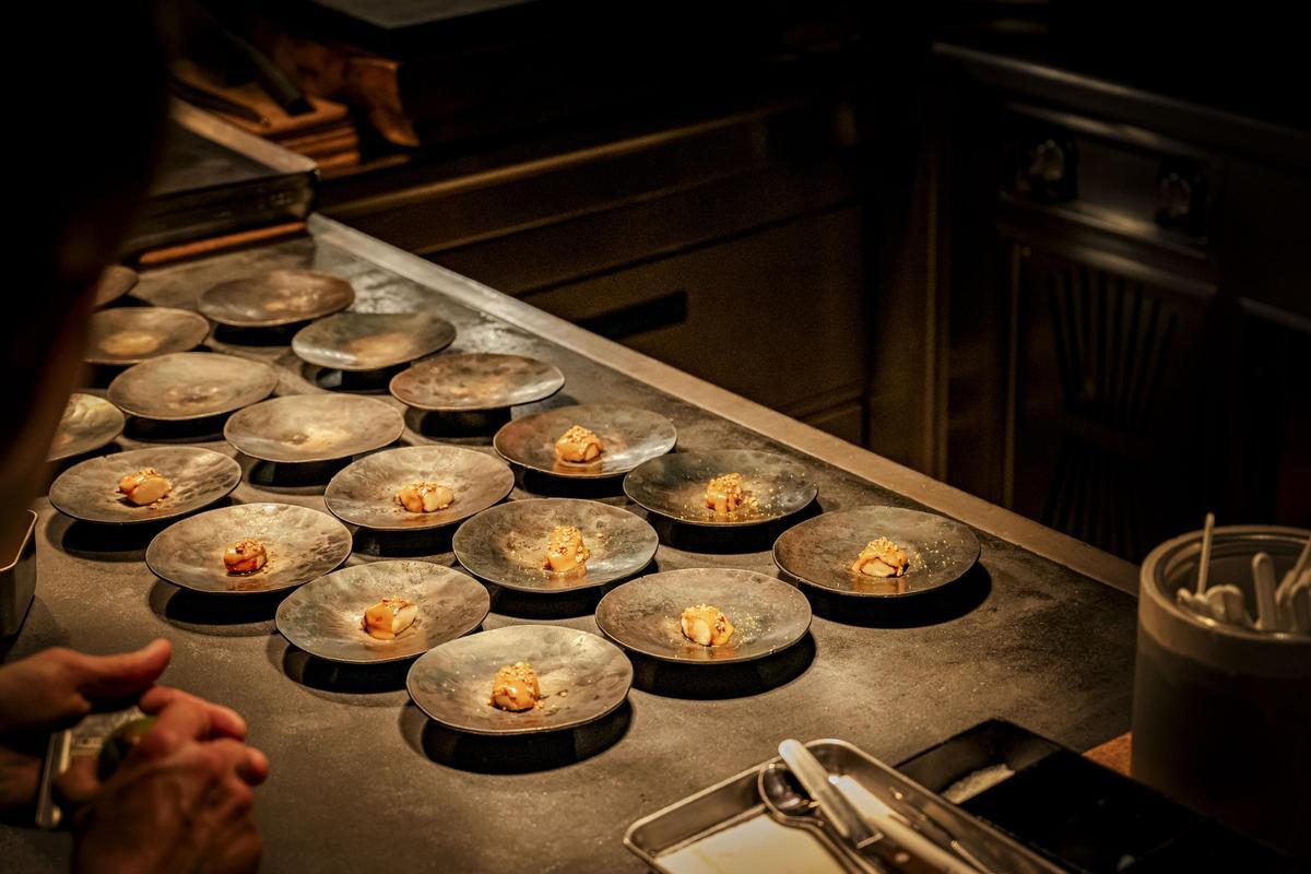 Precisión y arte en cada plato: el equipo de cocina de Ynyshir, galardonado con dos estrellas Michelin, prepara uno de los pases de su menú degustación en una coreografía culinaria perfectamente orquestada.