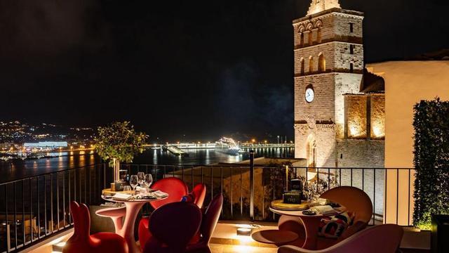 Las vistas a la catedral y el puerto de Ibiza desde la azotea del restaurante. | NIA GODOY