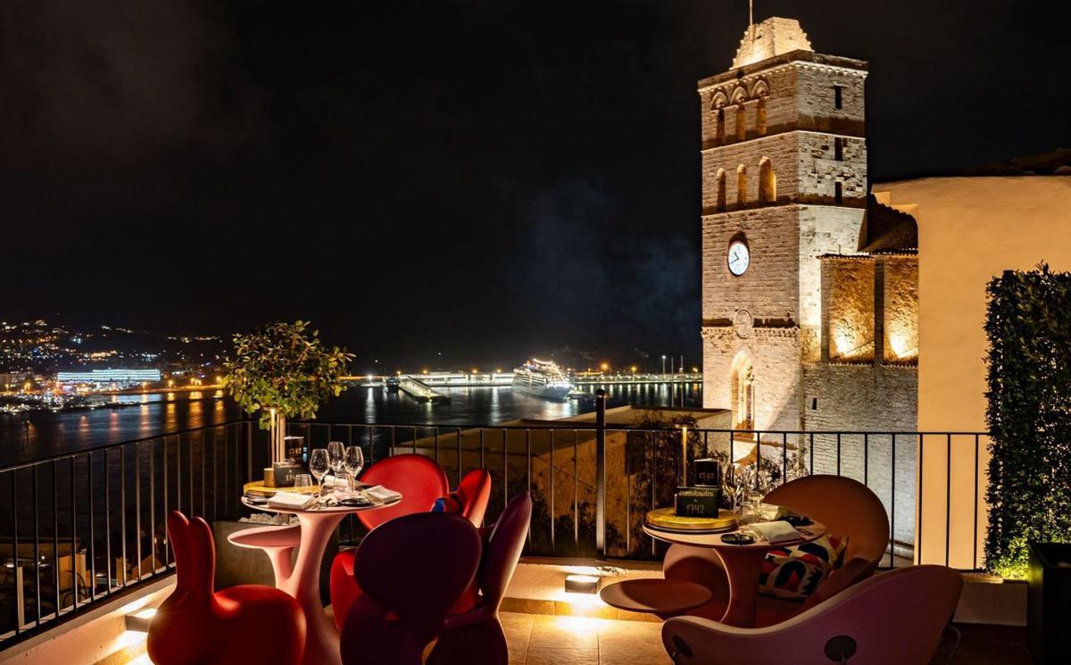 Las vistas a la catedral y el puerto de Ibiza desde la azotea del restaurante. | NIA GODOY