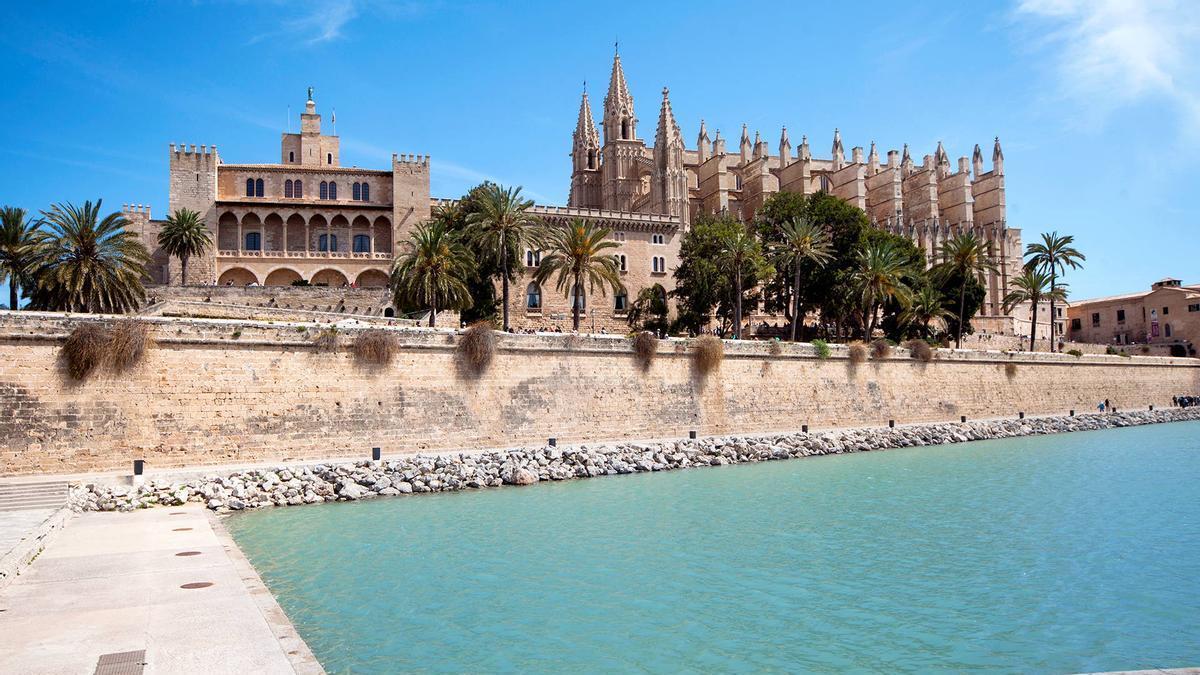 El Palacio Real de la Almudaina desde el Parc de la Mar