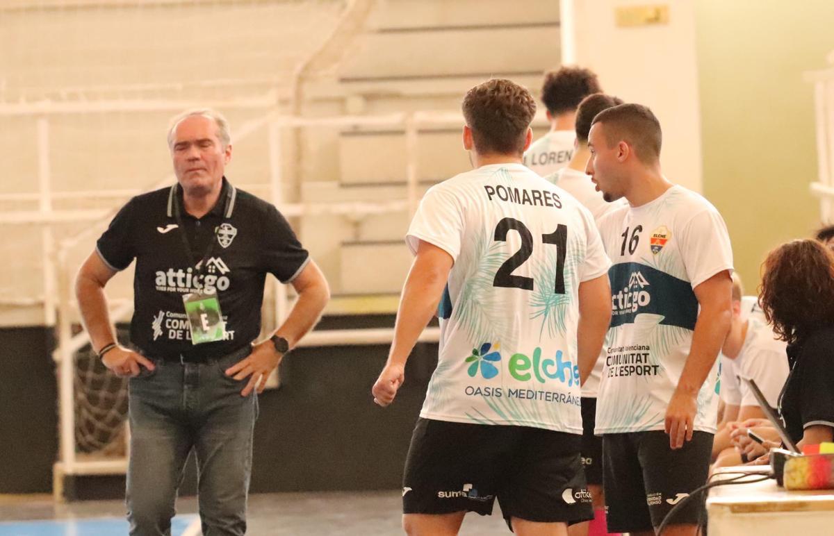 Chago Brian realiza cambios durante un partido del Atticgo Elche.