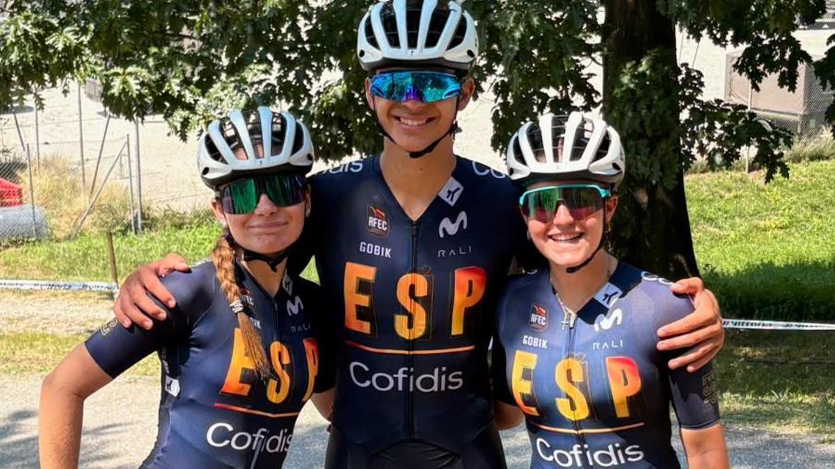 Lucía Sánchez-Montañez, David Campos y Aina Vidal con el maillot de la Selección Española.