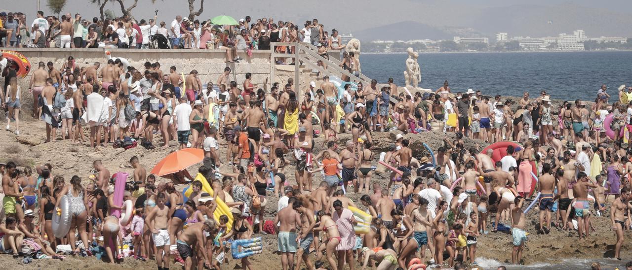 Imagen de las fiestas de Can Picafort, donde se había congregado una gran cantidad de personas.