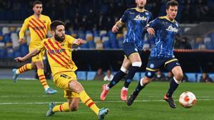 Alba, con la derecha, rubrica el contragolpe del Barça en el 0-1 al Nápoles.