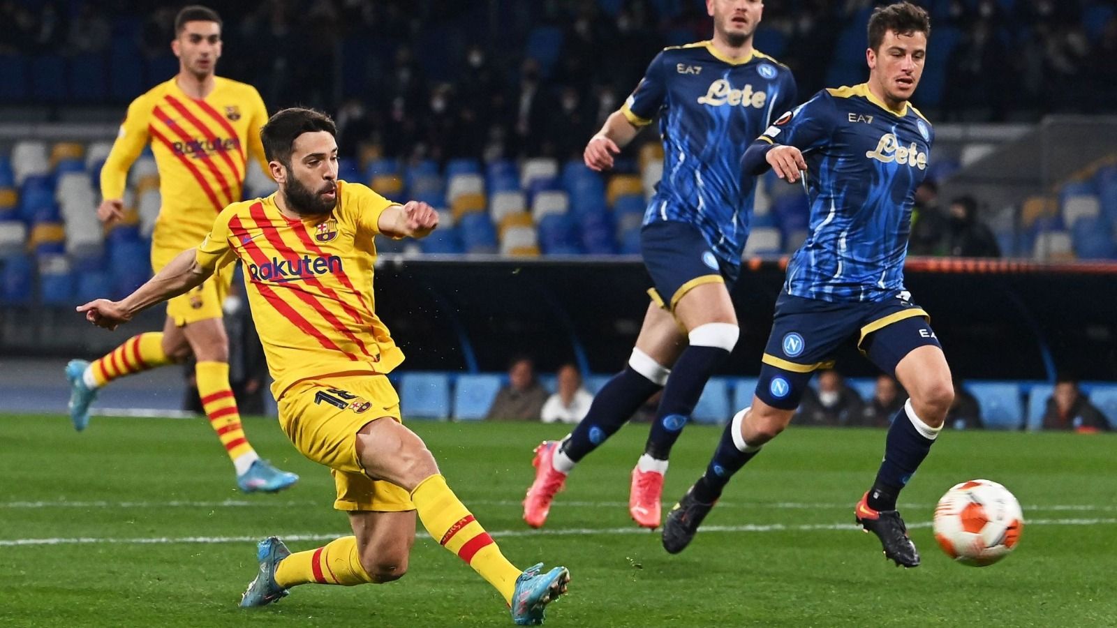 Alba, con la derecha, rubrica el contragolpe del Barça en el 0-1 al Nápoles.