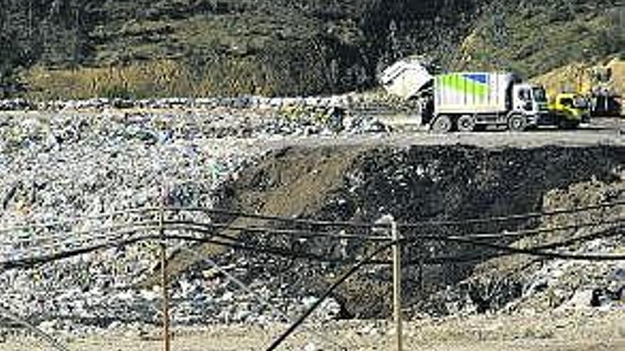 Vista parcial del vertedero de basuras de Serín.