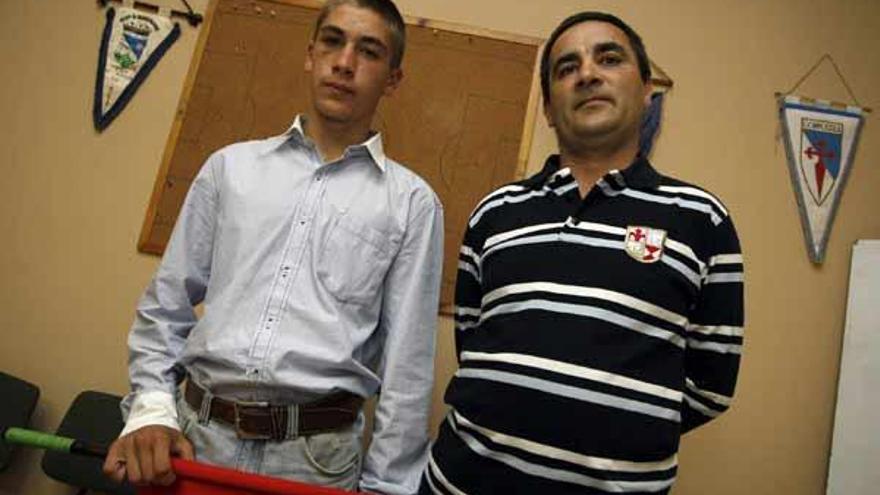 Gael Neira, con su padre, Óscar, ayer en la sede del Colegio de Árbitros de Vigo
