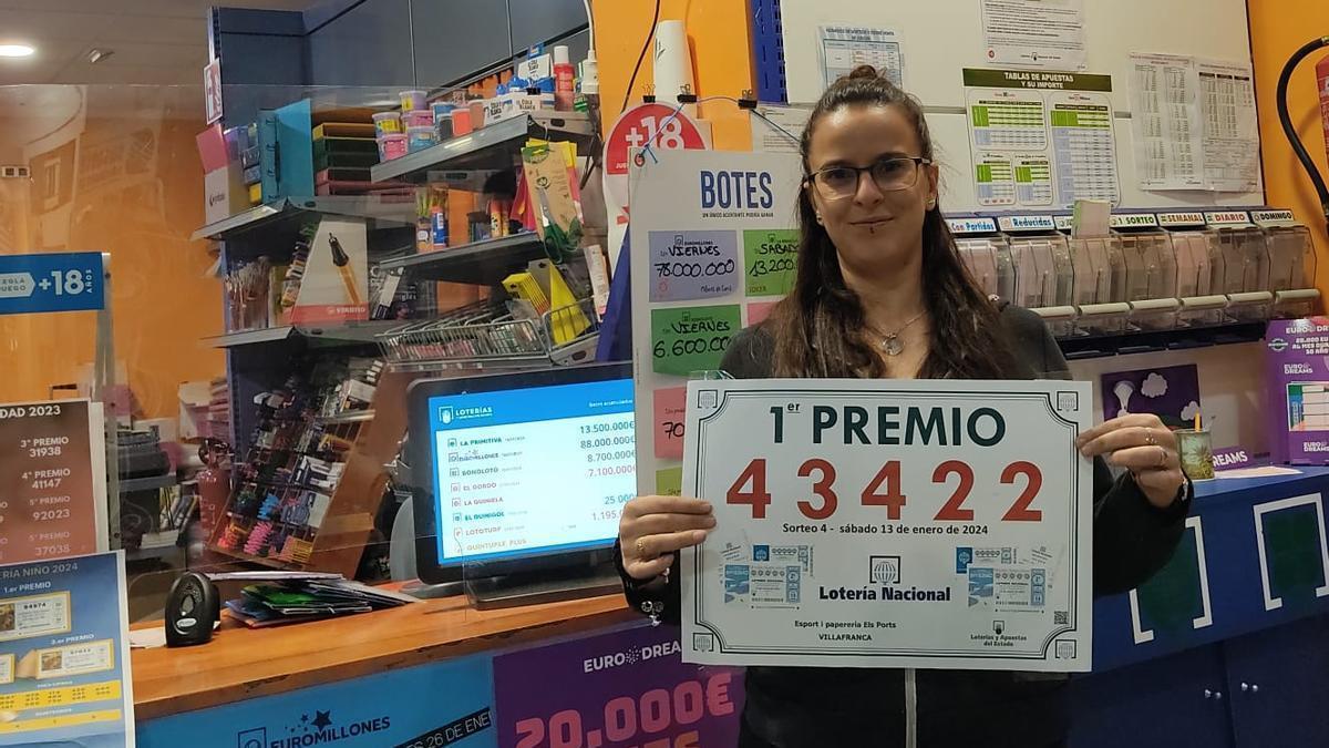 Ana Troncho posa con el cartel que acredita el reparto del primer premio.