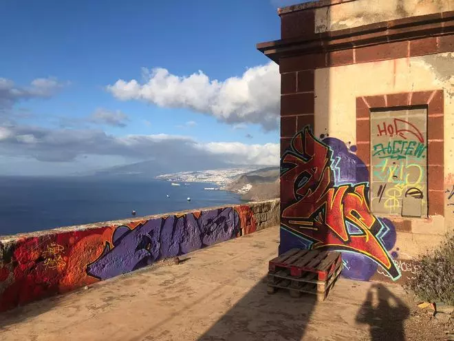 Pintadas vandálicas en el Semáforo de Igueste de San Andrés