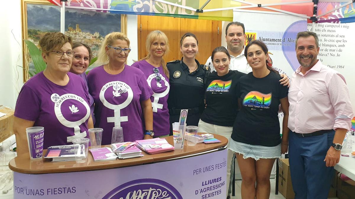 Voluntarios en los Puntos Violeta y Arco Iris durante el Castell de l´Olla.