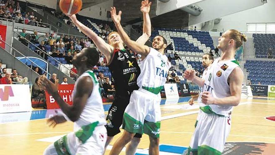 El alero ibicenco Javier Medori pugnando un balón en la pintura ante la oposición de la defensa castellonense.