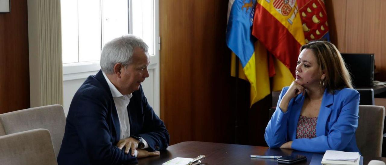 Sebastián Franquis y María Dolores Corujo, ayer, durante la reunión. | |