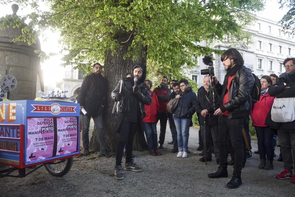 Marea Atlántica organizó la movilización que contó con la asistencia de unas 300 personas para recordar los hitos del "urbanismo depredador" y detener la privatización de la zona portuaria.