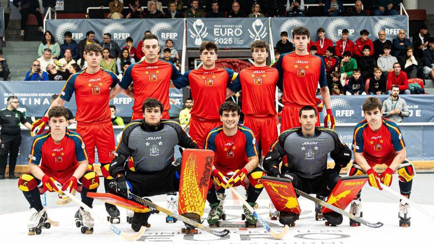 Los jugadores de España, con Copa y Cervera, posan antes de la final. | RFEP