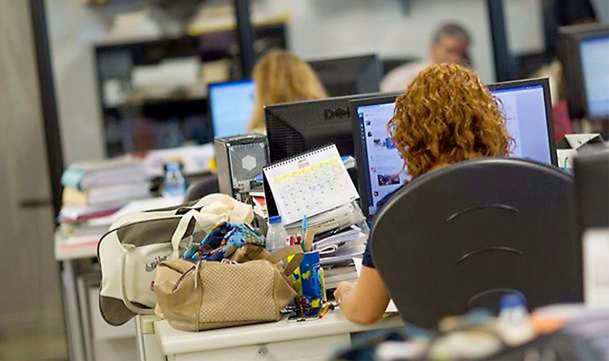 Una mujer trabajando en una oficina.