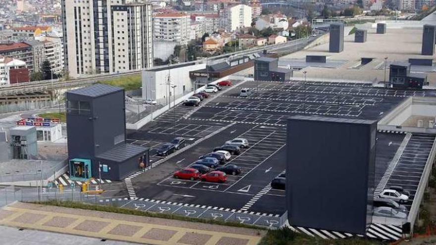 Vista de la estación de trenes de Urzáiz sobre la que está prevista la construcción de la terminal diseñada por Thom Mayne. // Marta G. Brea