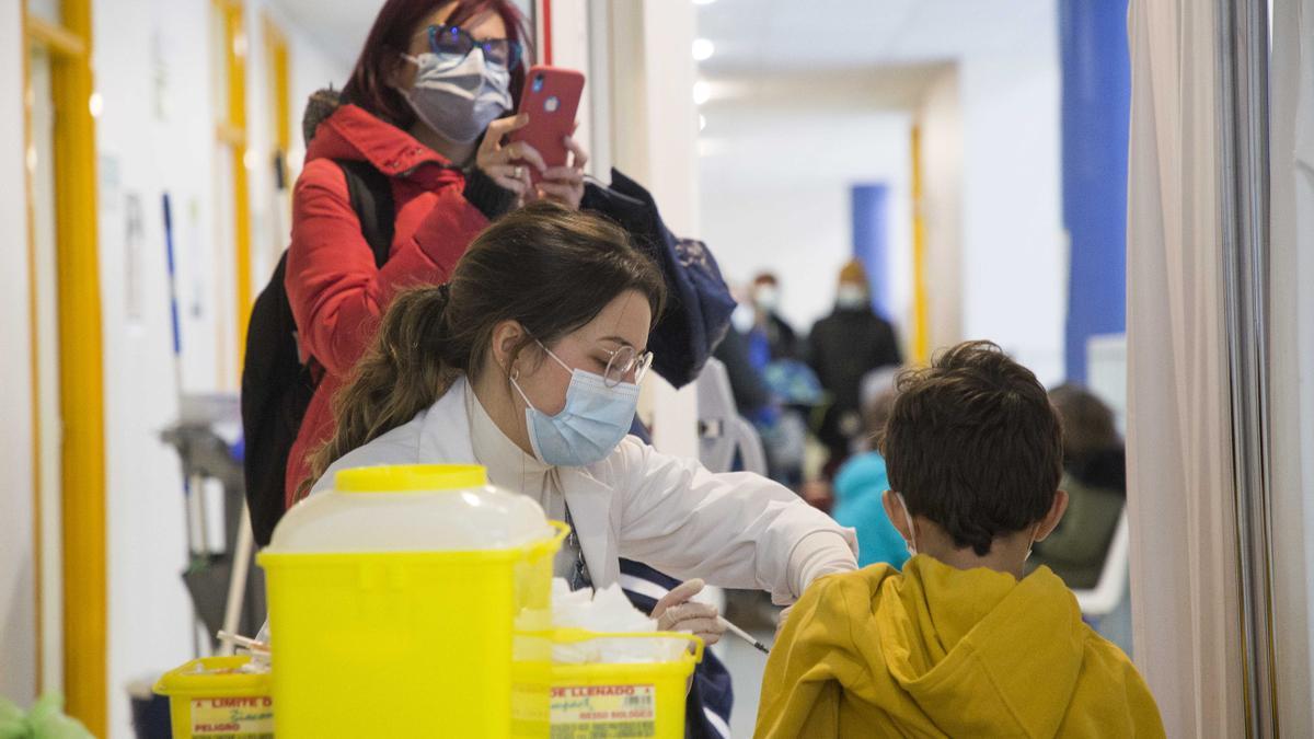 Un niño recibe la primera dosis contra el covid, el pasado 15 de diciembre, en el centro de salud Seminario.