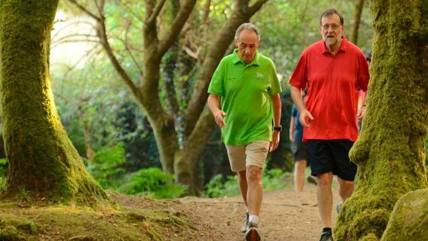 Paseo junto al presidente de la Autoridad Portuaria de Marín y marido de Ana Pastor, José Benito Suárez Costa.