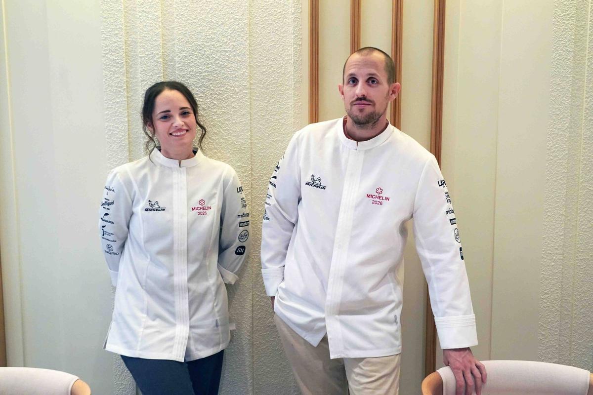 MLG 26-11-2025.-Cristina Cánovas y Diego Aguilar, propietarios del Restaurante Paladú, posan en dicho establecimiento con la chaquetilla de los ganadores de una Estrella Michelín.