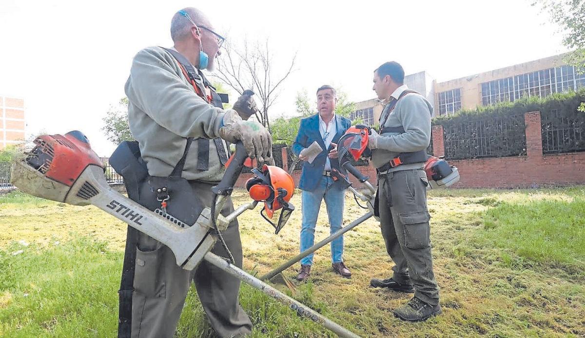 El concejal de Infraestructuras, Miguel Ruiz Madruga, conversa con dos trabajadores de Sadeco durante la limpieza de un solar en la Fuensanta, el pasado mes de abril.