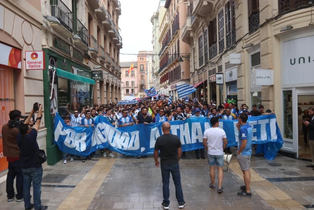 En torno a trescientos seguidores del equipo marchan desde la plaza de la Constitución hasta La Rosaleda portando la pancarta 'Por dignidad, Al Thani vete ya'