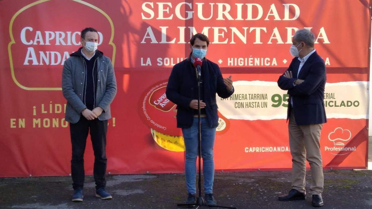 Las autoridades y el gerente de Capricho Andaluz, durante la visita institucional.