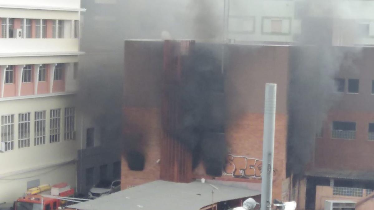 Voraz incendio en un edificio de la calle Salamanca de Santa Cruz de Tenerife