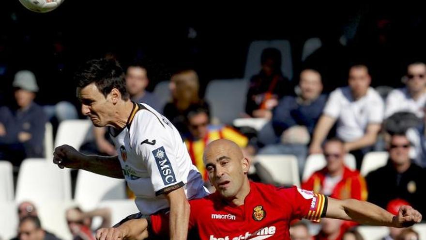 Aduriz pelea un balón aéreo con el defensa portugués del Real Mallorca, José Carlos Araujo &quot;Nunes&quot;.