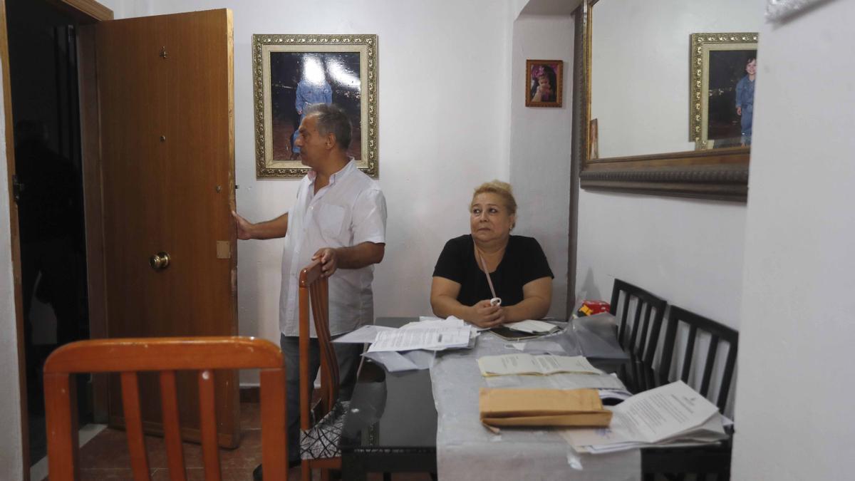 Imagen de un matrimonio en una casa donde entran pocos ingresos.