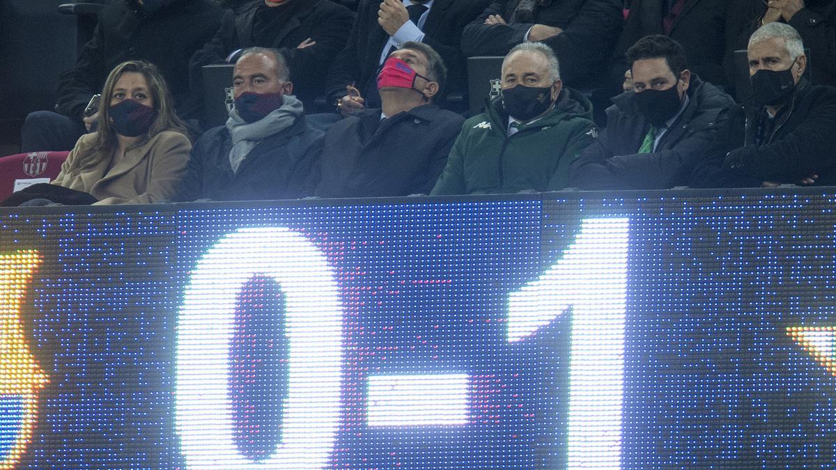 El presidente Joan Laporta mira el cielo con el marcador adverso durante el partido de liga entre el Barça y el Betis   