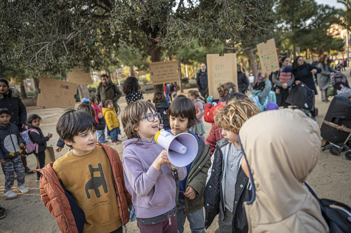 Vecinos del Eixample se manifiestan por primera vez en el parque Joan Miró contra la tala de 170 árboles por las obras de unión del FGC