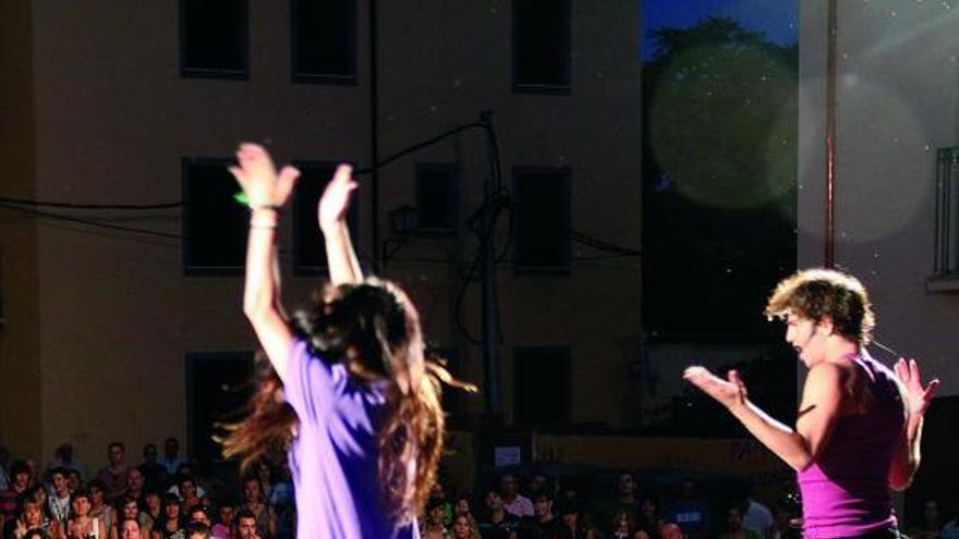 Vicky Gómez y Juan Carlos Verdú animando a los zamoranos a bailar.