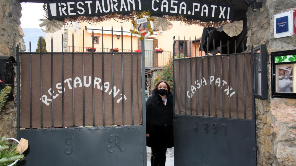 La presidenta de l&#039;Associació de bars i restaurants de la Cerdanya, Nativitat Bover, tancant la porta del seu restaurant