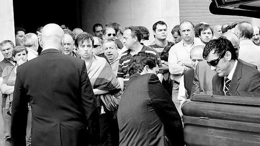 Asistentes al funeral, a la puerta de la parroquia del Corazón de María. En el recuadro, José Manuel Álvarez.