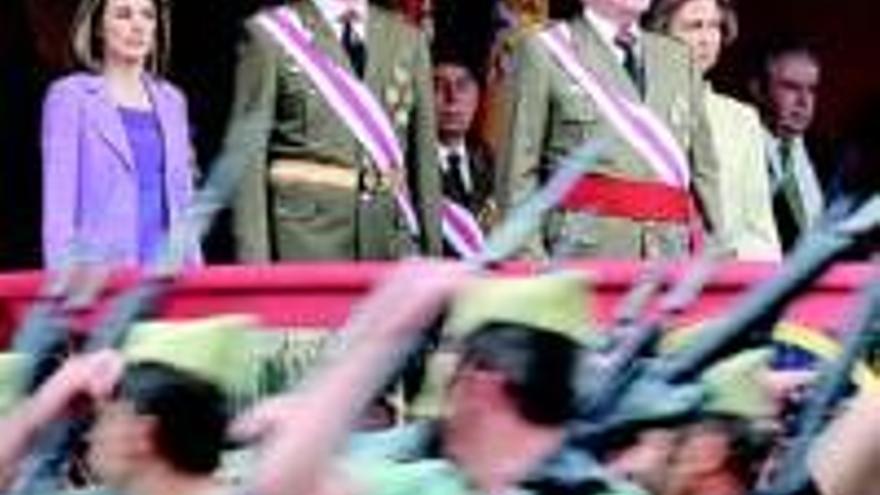 Los Reyes y una gran multitud arropan al Ejército en Zaragoza