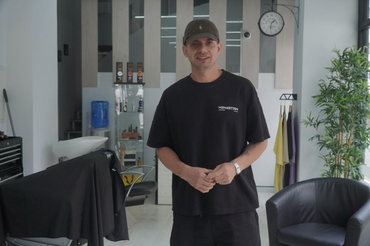 Boni Cunha, dueño de la barbería que hace esquina en el cruce de avenida de Finisterre con ronda de Nelle