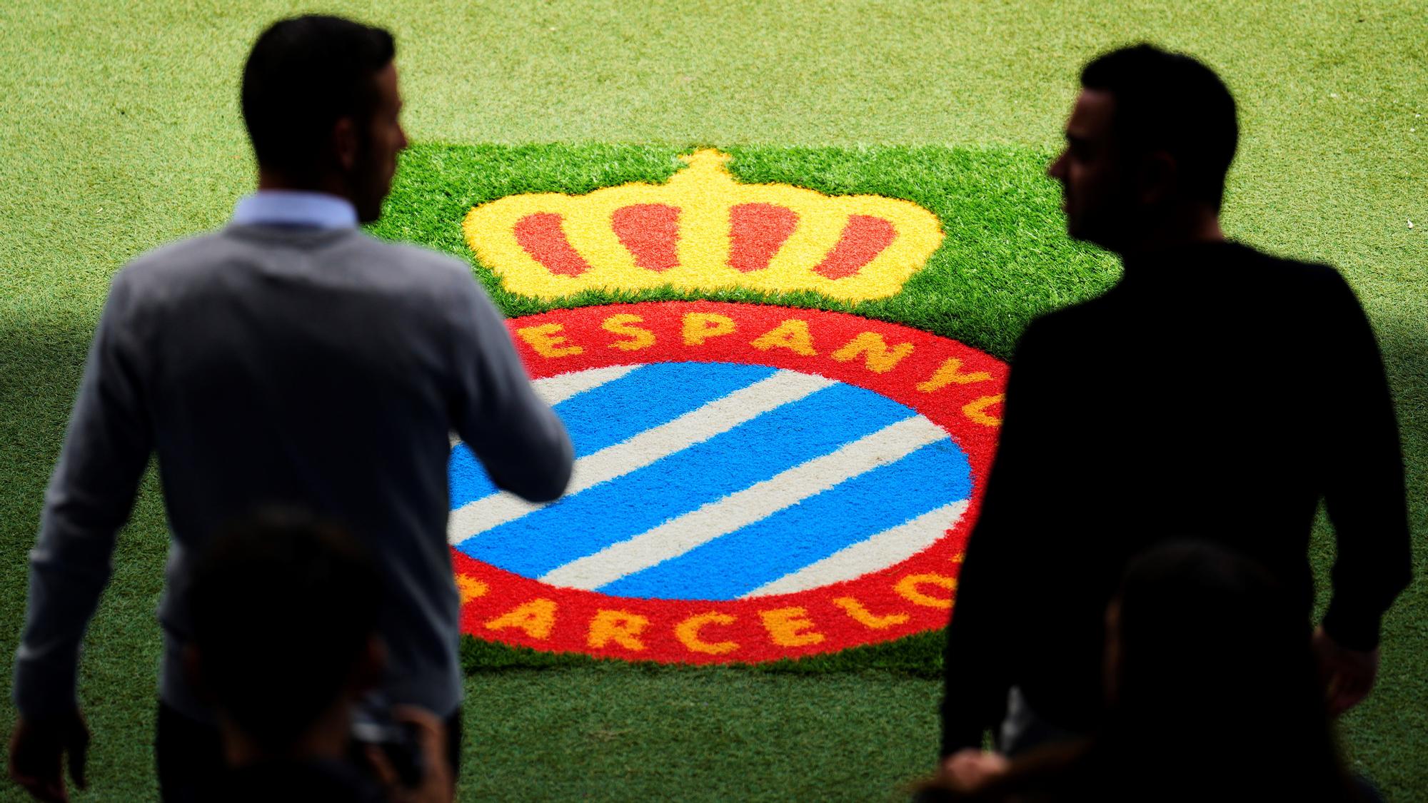 Luis García y Xavi entran en el estadio de Cornellà-El Prat para la tradicional foto conjunta previa al derbi entre Espanyol-Barça.