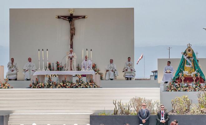 El papa León XIV oficia la santa misa en el Puerto de Santa Cruz de Tenerife, el acto litúrgico con el que cierra su visita a España