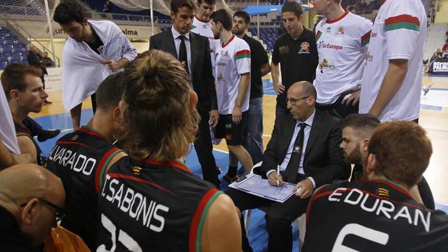 Cepeda da instrucciones a sus jugadores ante el Huesca.