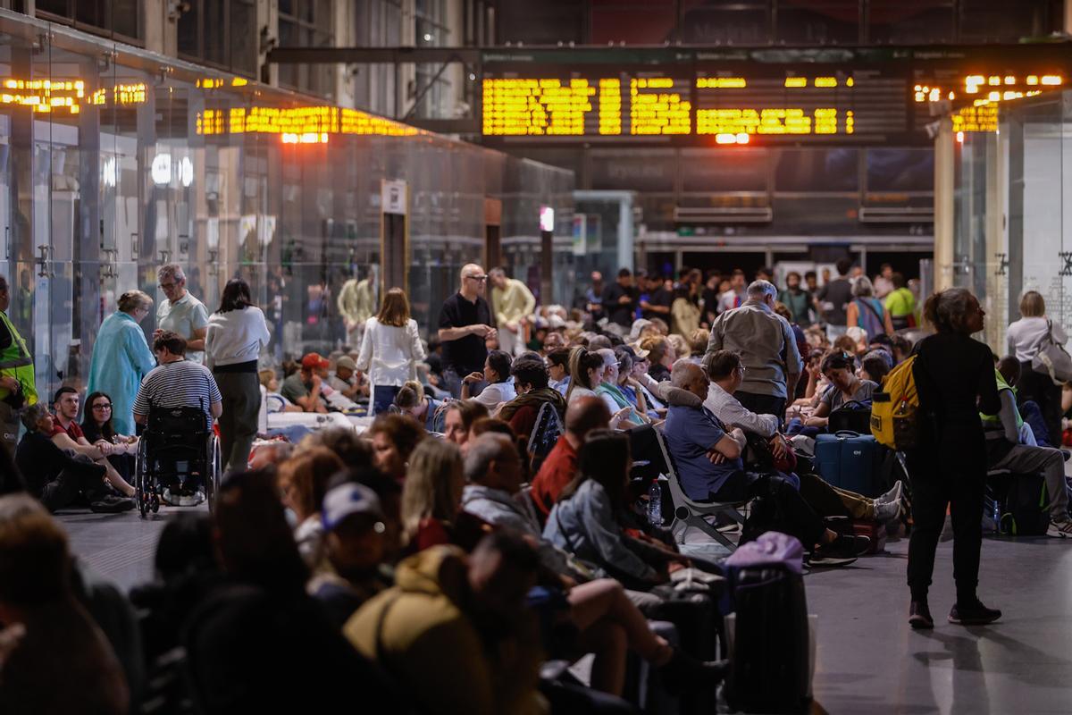 Decenas de usuarios, en la estación de trenes de Córdoba, pasando la noche en espera de que se restablezca el servicio.