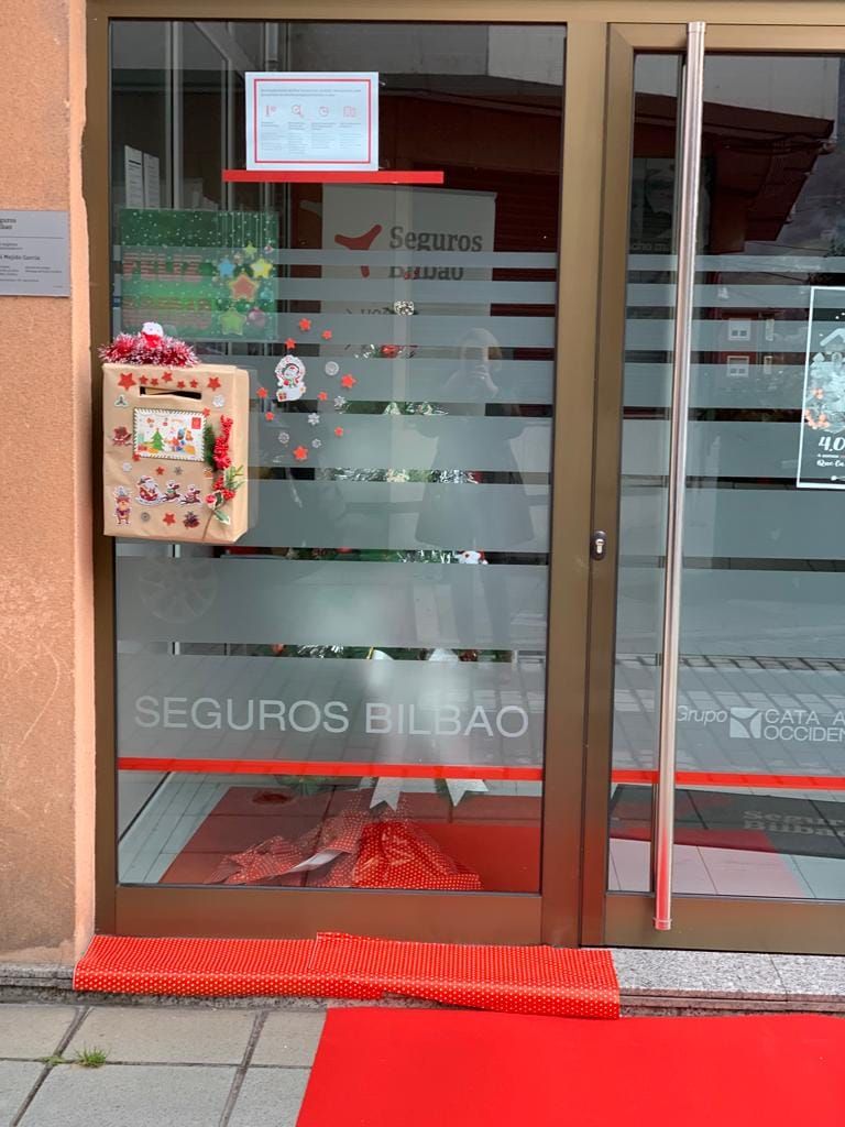 Los comerciantes de Laviana se vuelcan con la Navidad: instalan un centenar de buzones para recibir las cartas de los Reyes Magos y Papá Noel