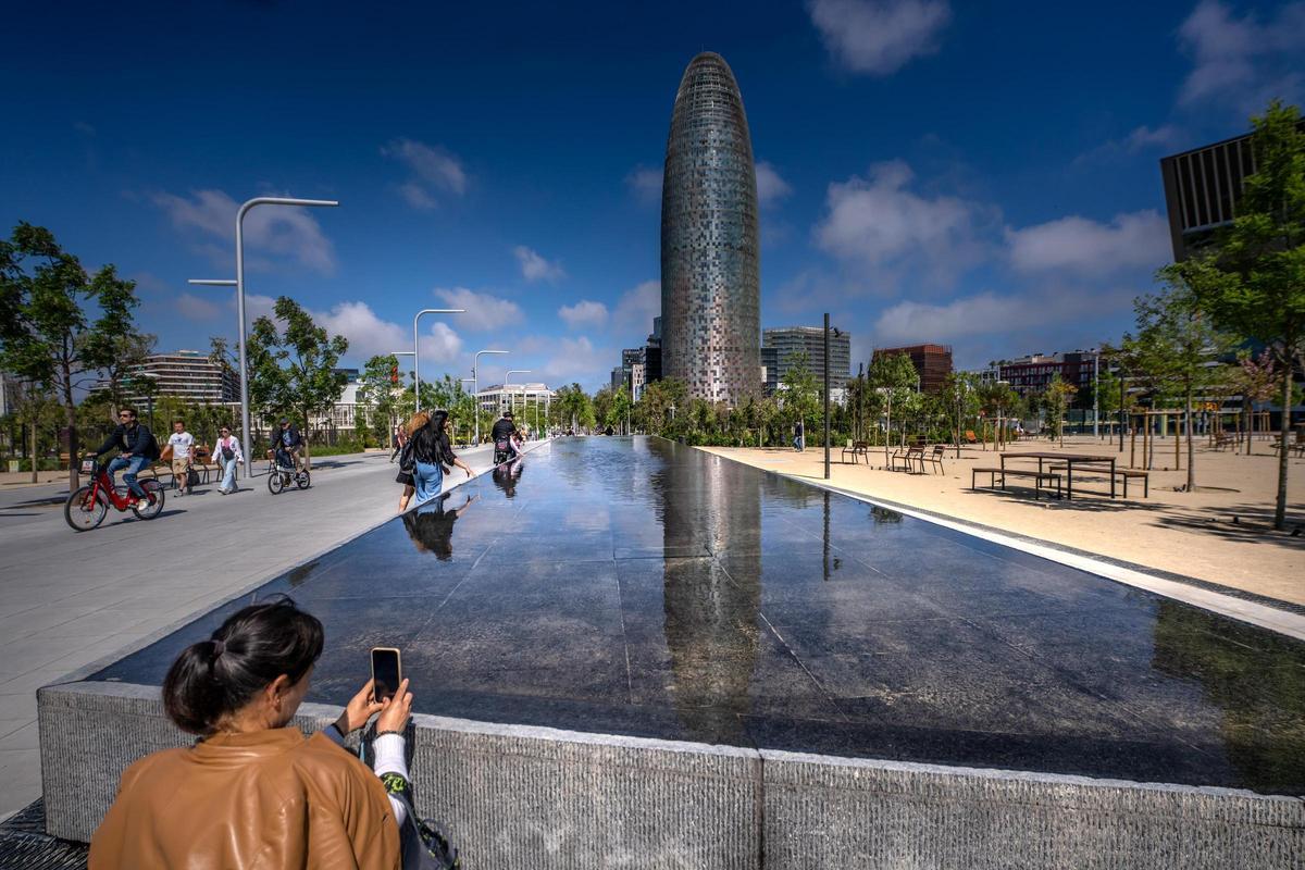 Una aficionada a la fotografía, en busca de los nuevos paisajes de Glòries.