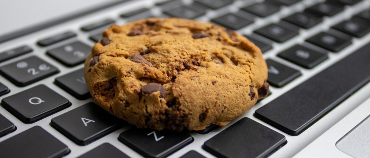 Una galleta 'cookie' sobre un teclado