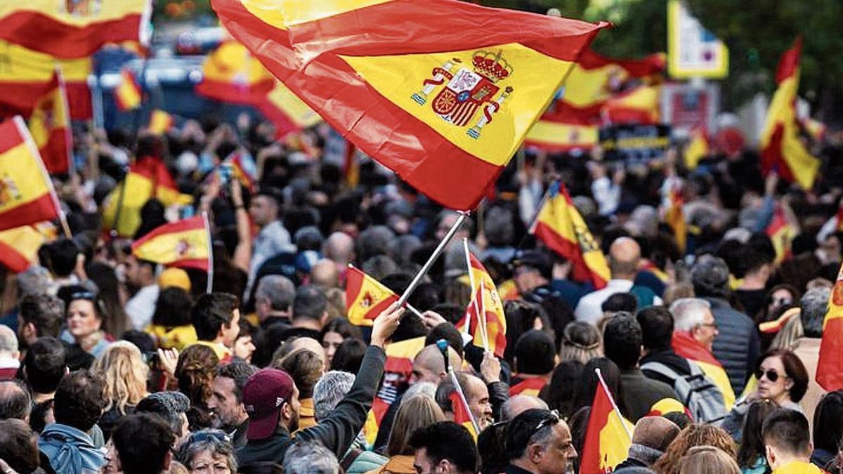 Cientos de personas durante una manifestación contra la amnistía, frente a la sede del PSOE, en Madrid.